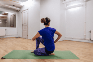 detox yoga position sittande twist